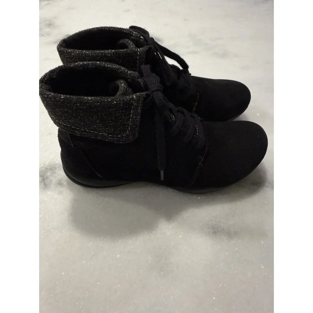 Clarks Roseville Lace Boot Women 6.5 Black Suede Knit Collar Ultimate Comfort